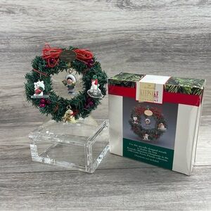 1990 HALLMARK Keepsake Ornament LITTLE FROSTY FRIENDS WREATH w/ STAND